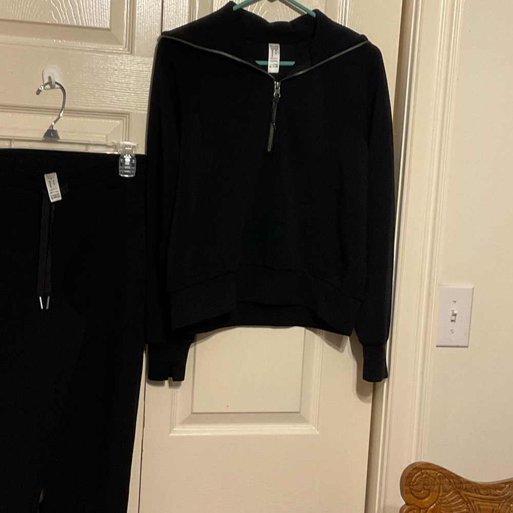 Black Zip-Up Hoodie and Jogger Set - Picture 4 of 9